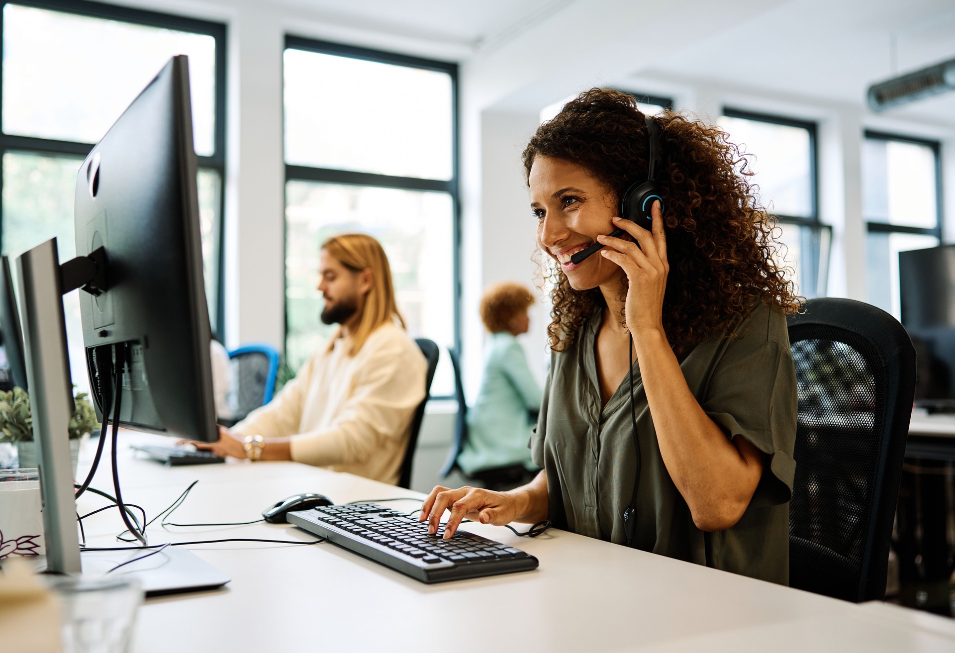 Femme travaillant avec un ordinateur dans un centre d’appels de coworking