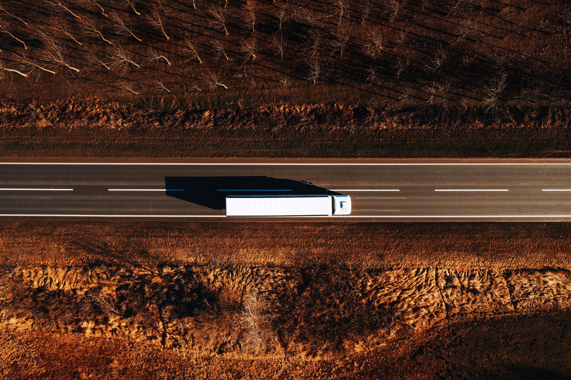 Transport de marchandises et logistique d’en haut, photographie par drone de camion sur la route